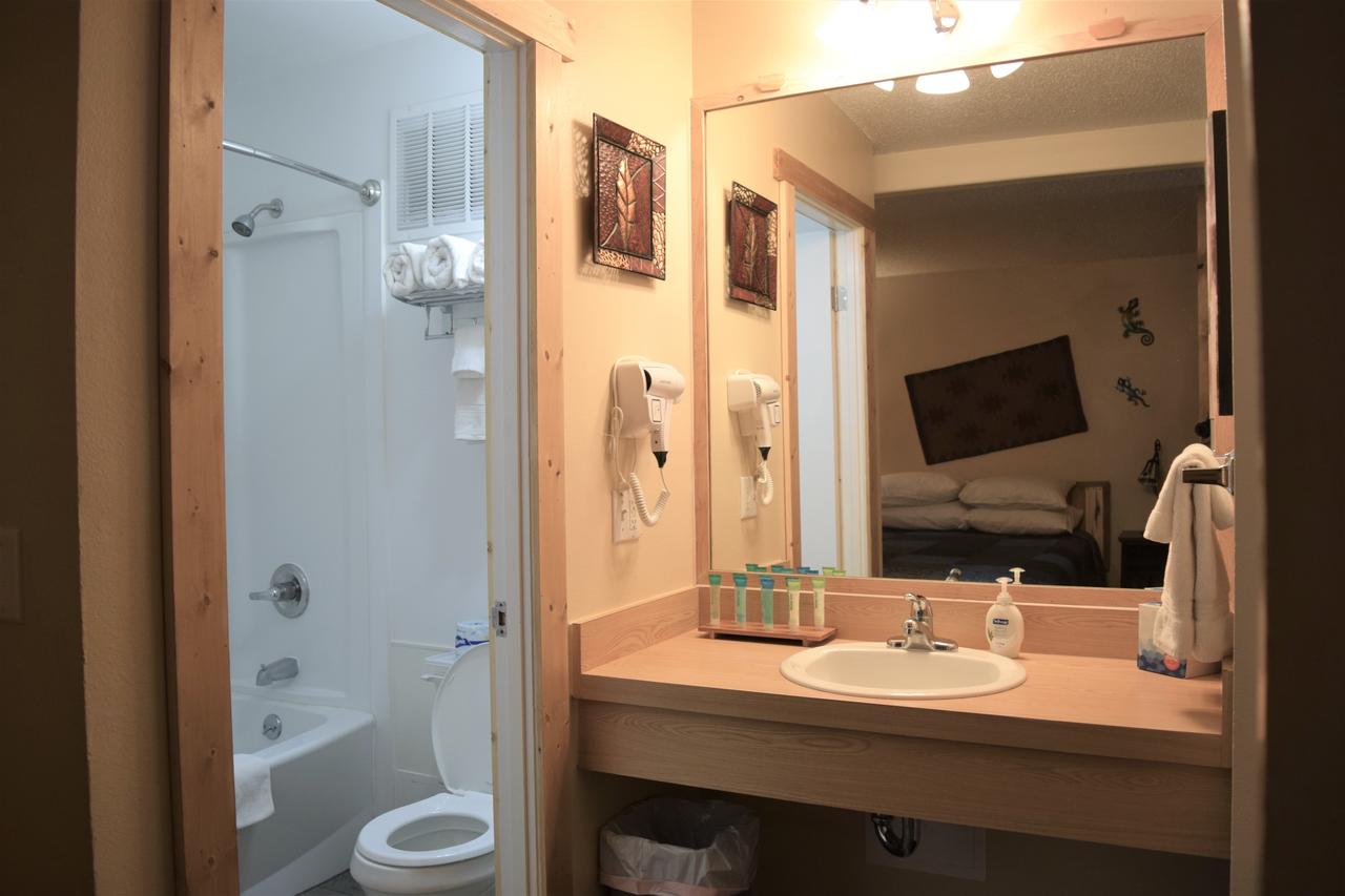 Desert Juniper Adobe Cabin At St. Danes Cabins - thumb 22