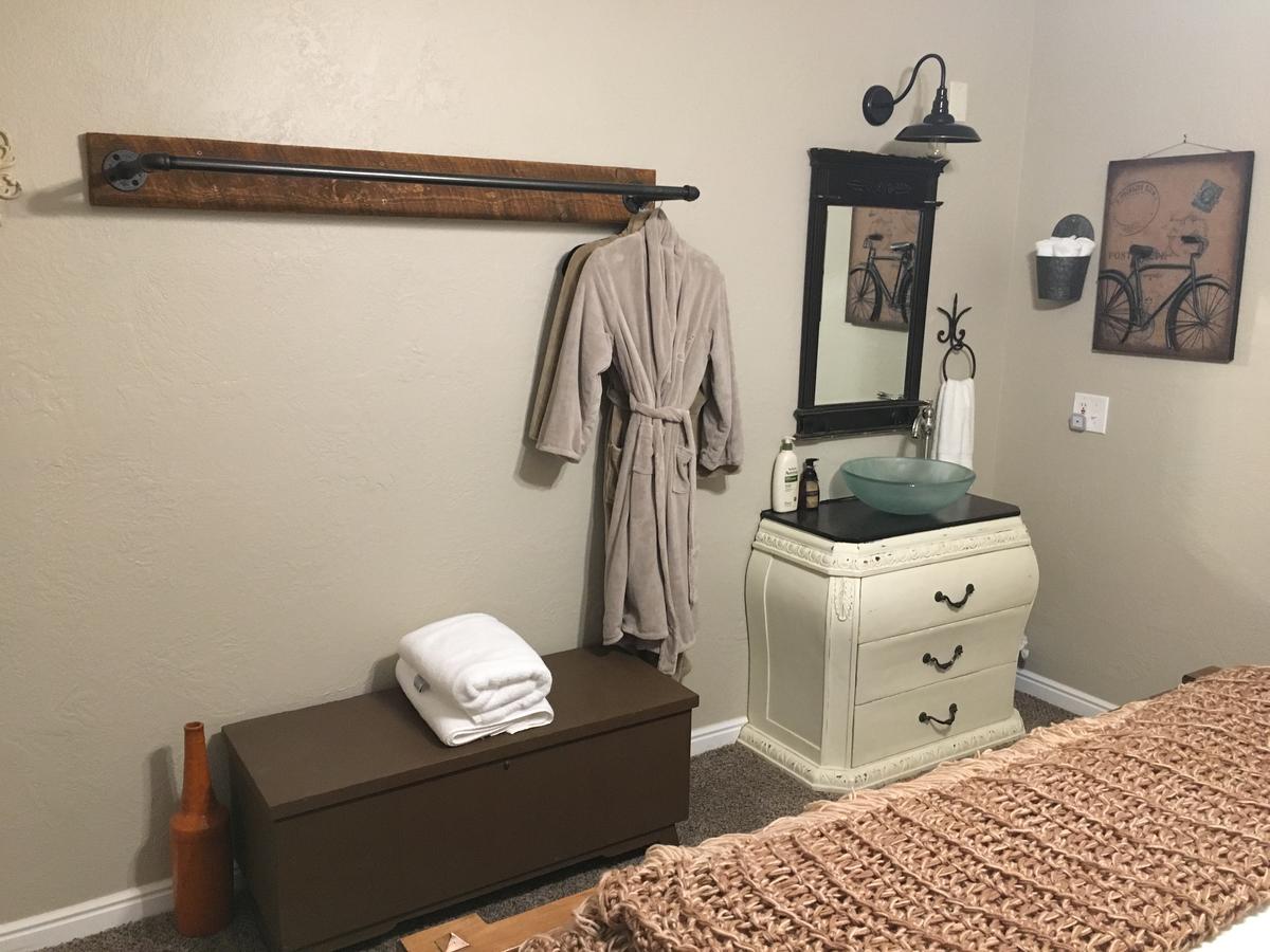 Baristas Suite THEMED Apt. Near ZION, Private HOT TUB! - thumb 43