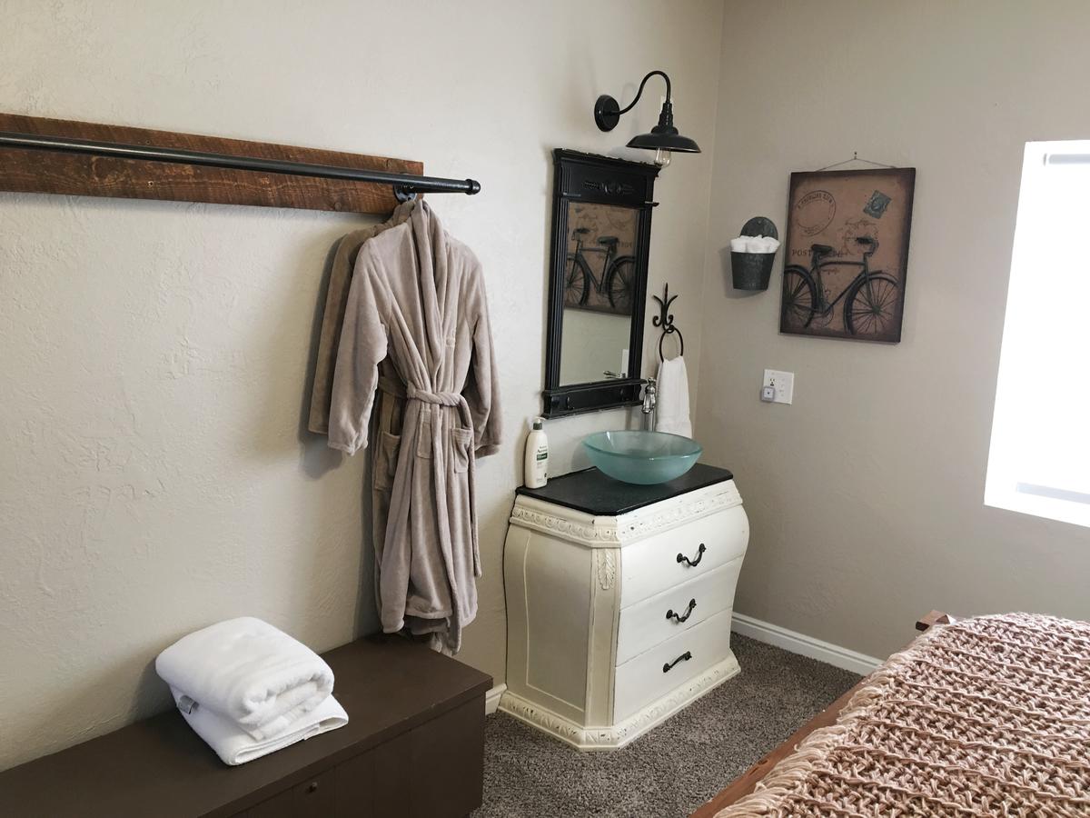 Baristas Suite THEMED Apt. Near ZION, Private HOT TUB! - thumb 29