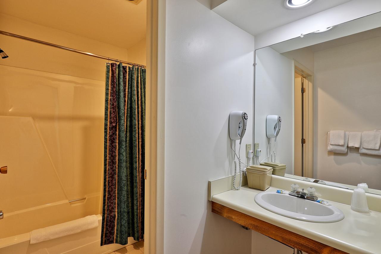 Cedarbrook Standard Hotel Room 201 - thumb 8
