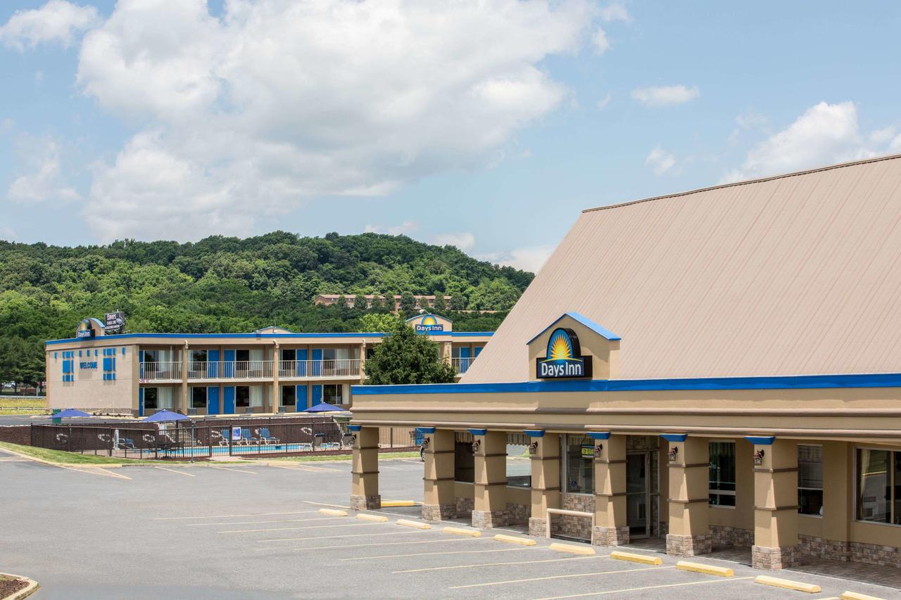 Days Inn By Wyndham Staunton - thumb 0