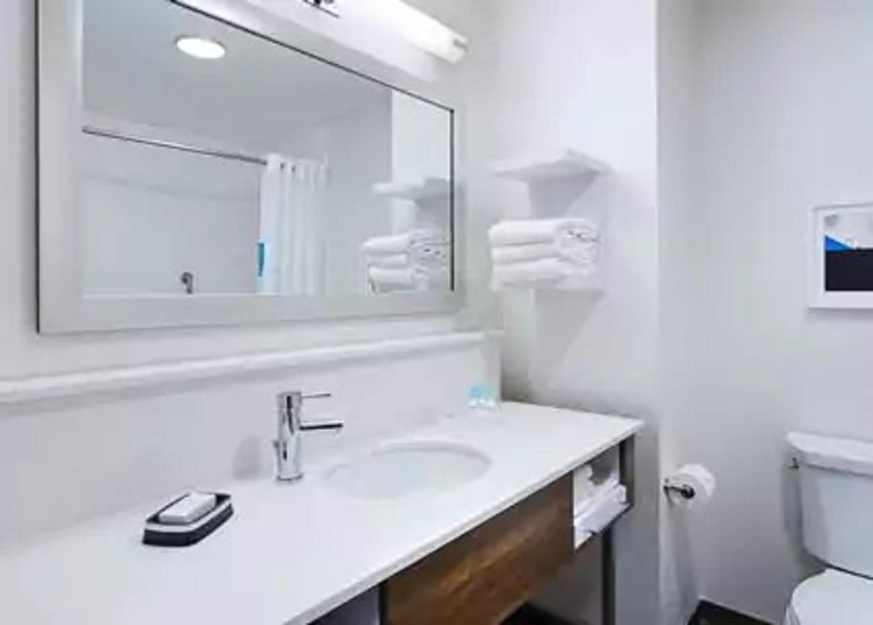 Hampton Inn Farmville - thumb 8