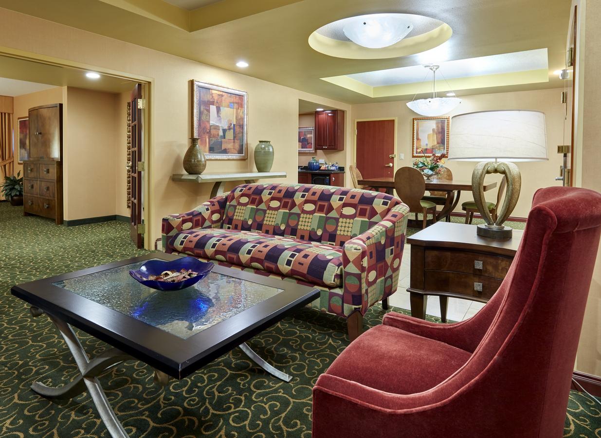 Embassy Suites By Hilton Hampton Convention Center - thumb 16