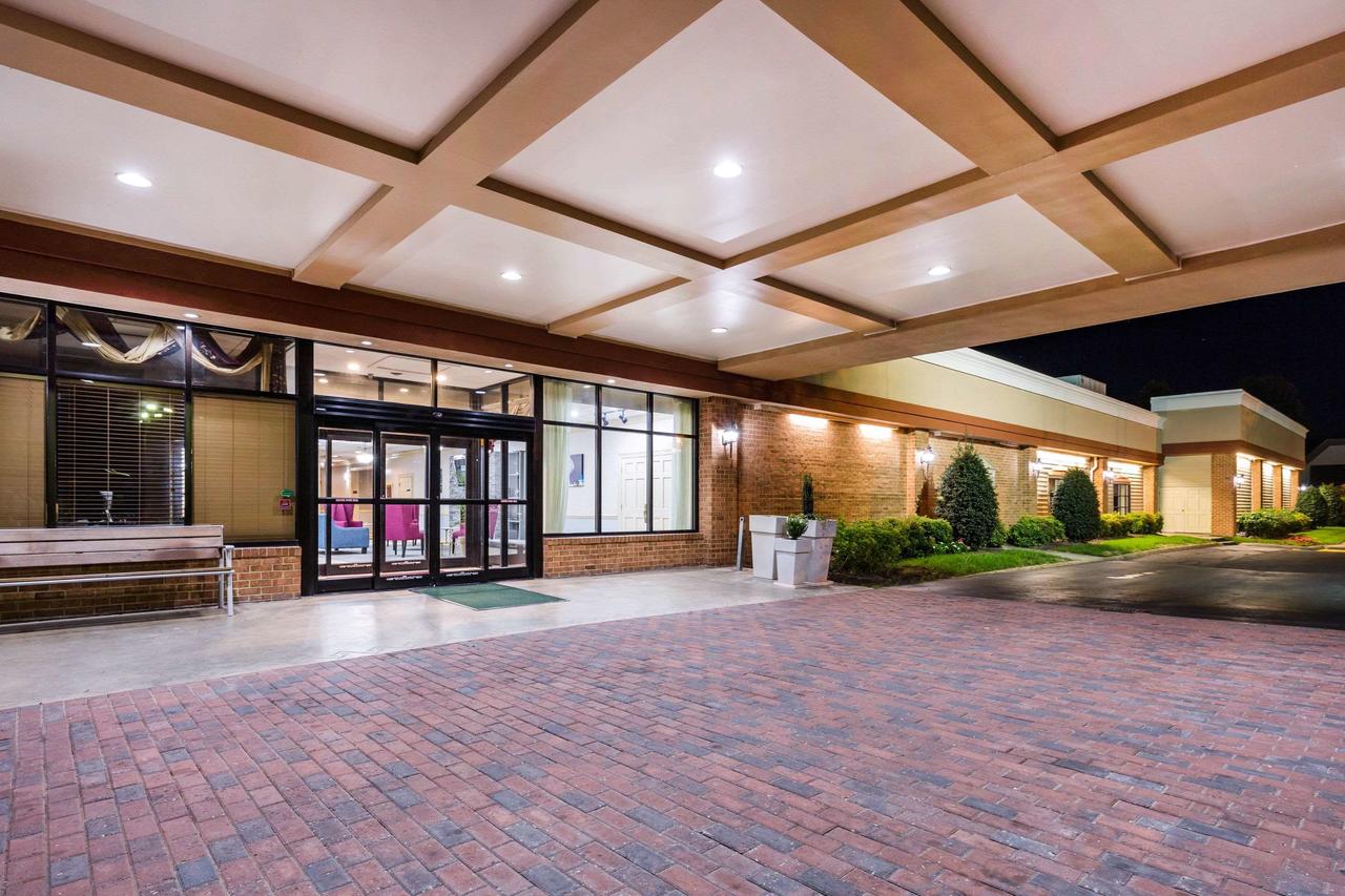 Clarion Hotel Williamsburg I-64 - thumb 26