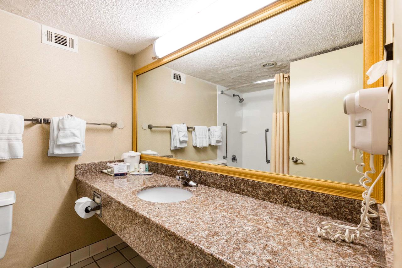 Clarion Hotel Williamsburg I-64 - thumb 21