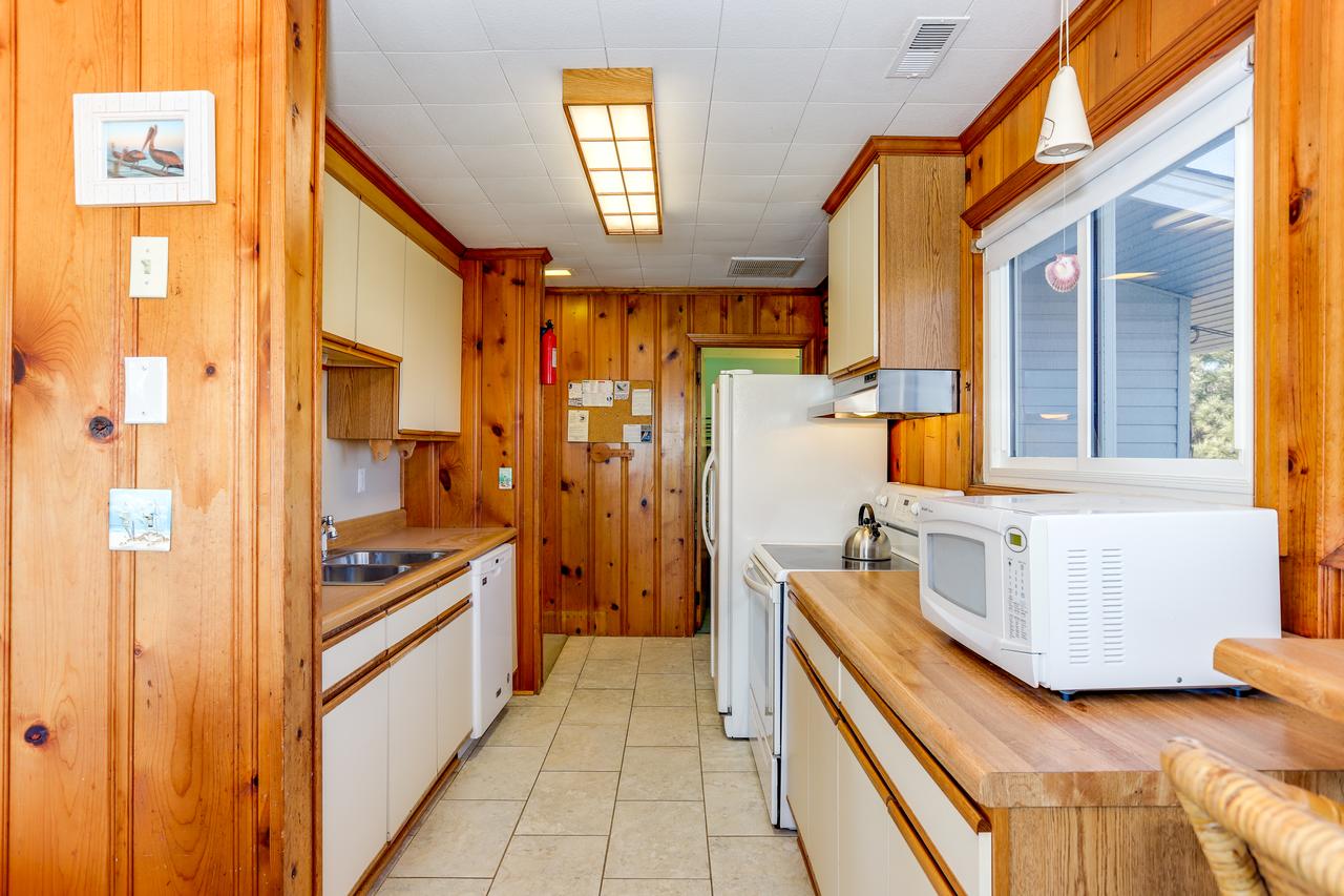 Cozy Beach Cottage, Wave Watching Delight! Sleeps 10! - thumb 38