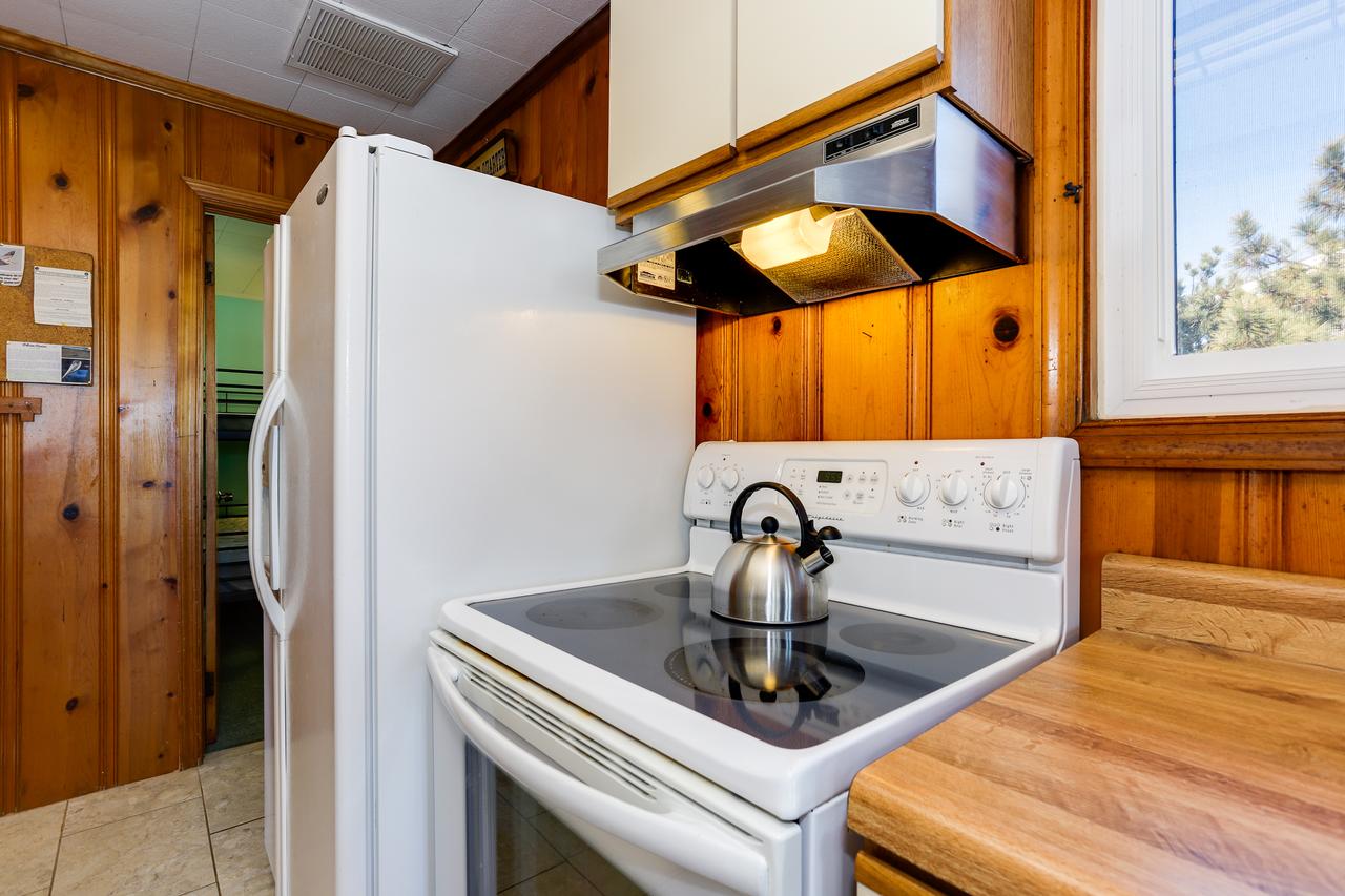 Cozy Beach Cottage, Wave Watching Delight! Sleeps 10! - thumb 12