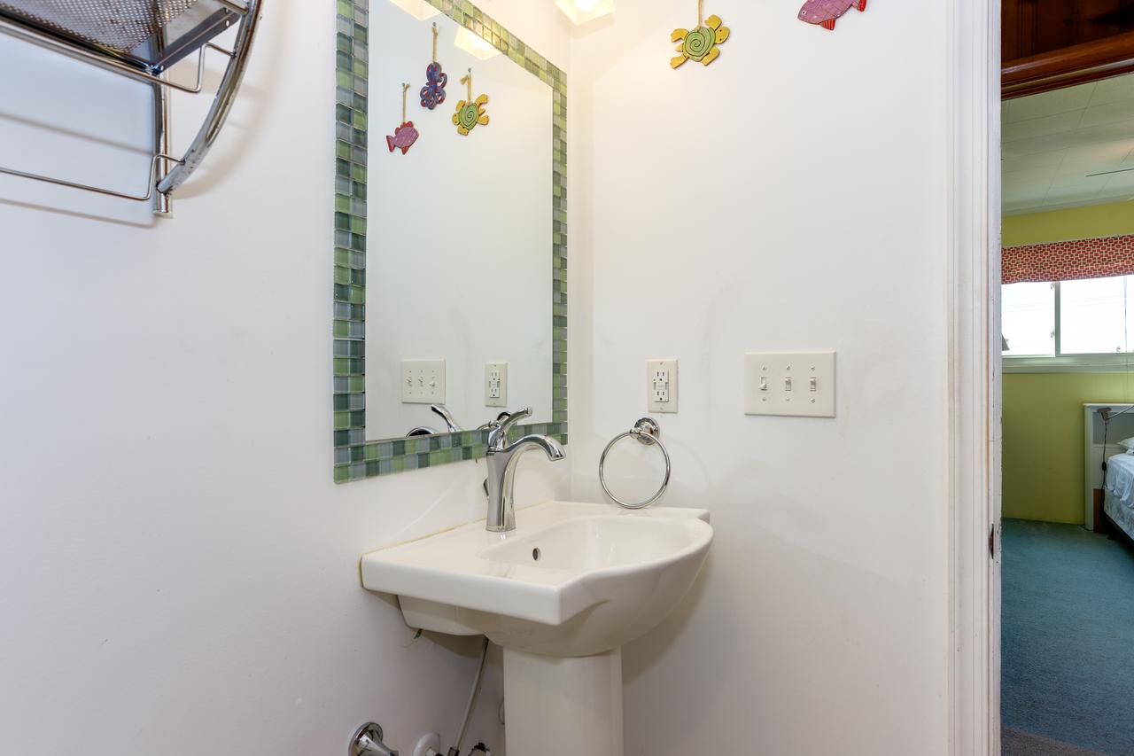 Cozy Beach Cottage, Wave Watching Delight! Sleeps 10! - thumb 2