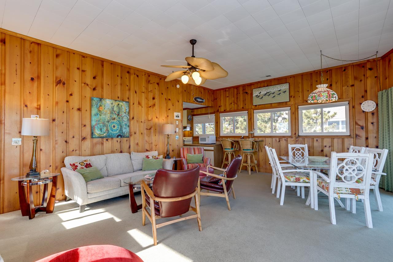 Cozy Beach Cottage, Wave Watching Delight! Sleeps 10! - thumb 20