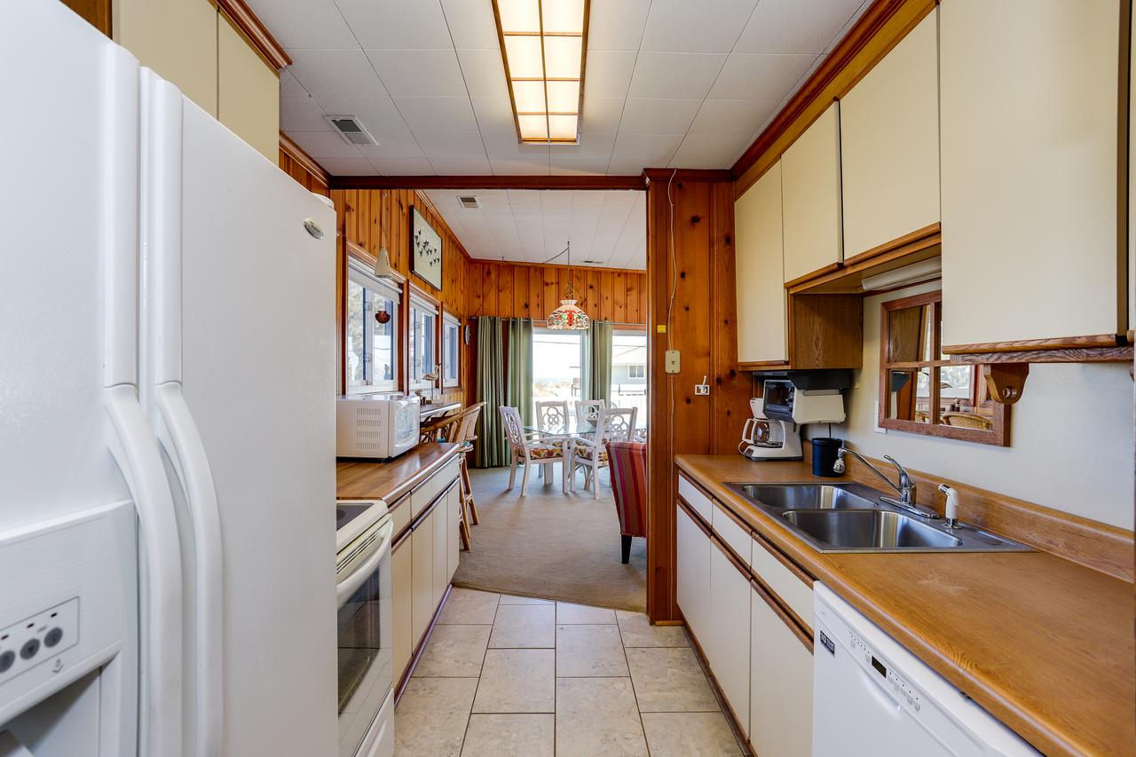 Cozy Beach Cottage, Wave Watching Delight! Sleeps 10! - thumb 34