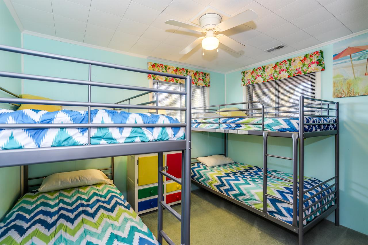 Cozy Beach Cottage, Wave Watching Delight! Sleeps 10! - thumb 32