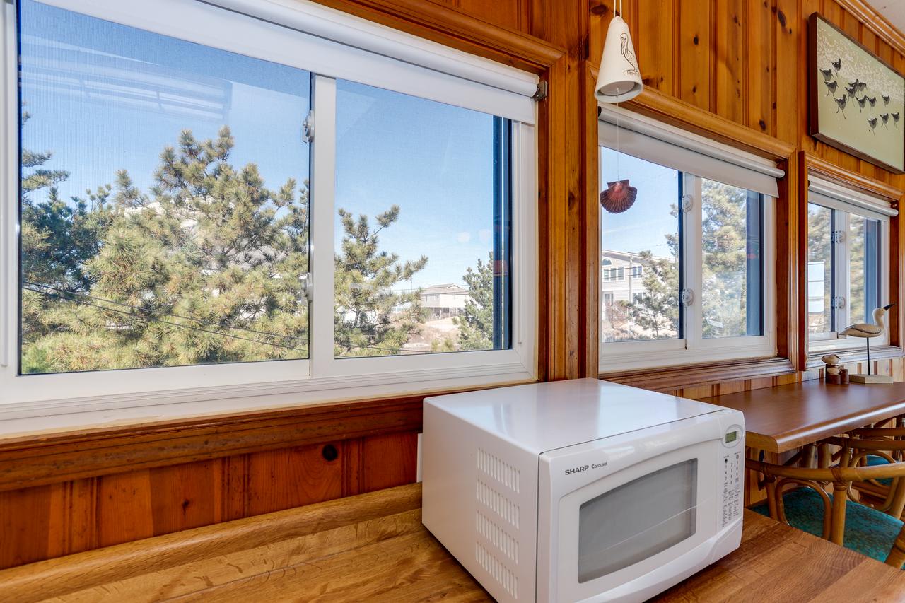 Cozy Beach Cottage, Wave Watching Delight! Sleeps 10! - thumb 42