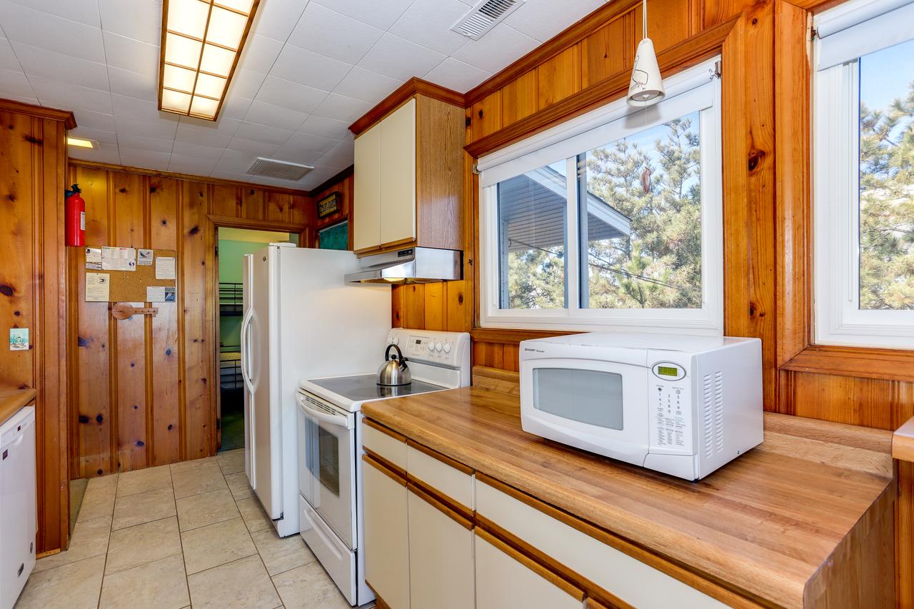 Cozy Beach Cottage, Wave Watching Delight! Sleeps 10! - thumb 11