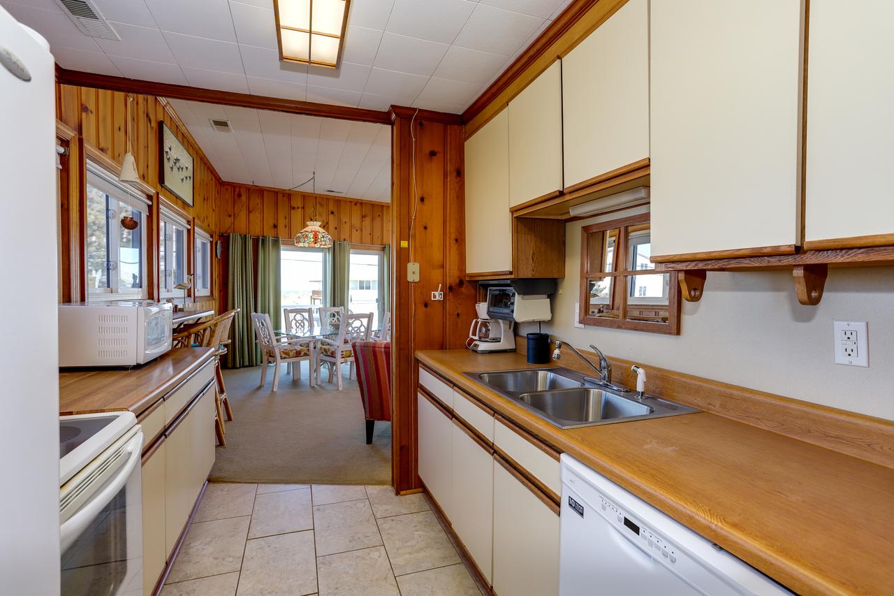 Cozy Beach Cottage, Wave Watching Delight! Sleeps 10! - thumb 1