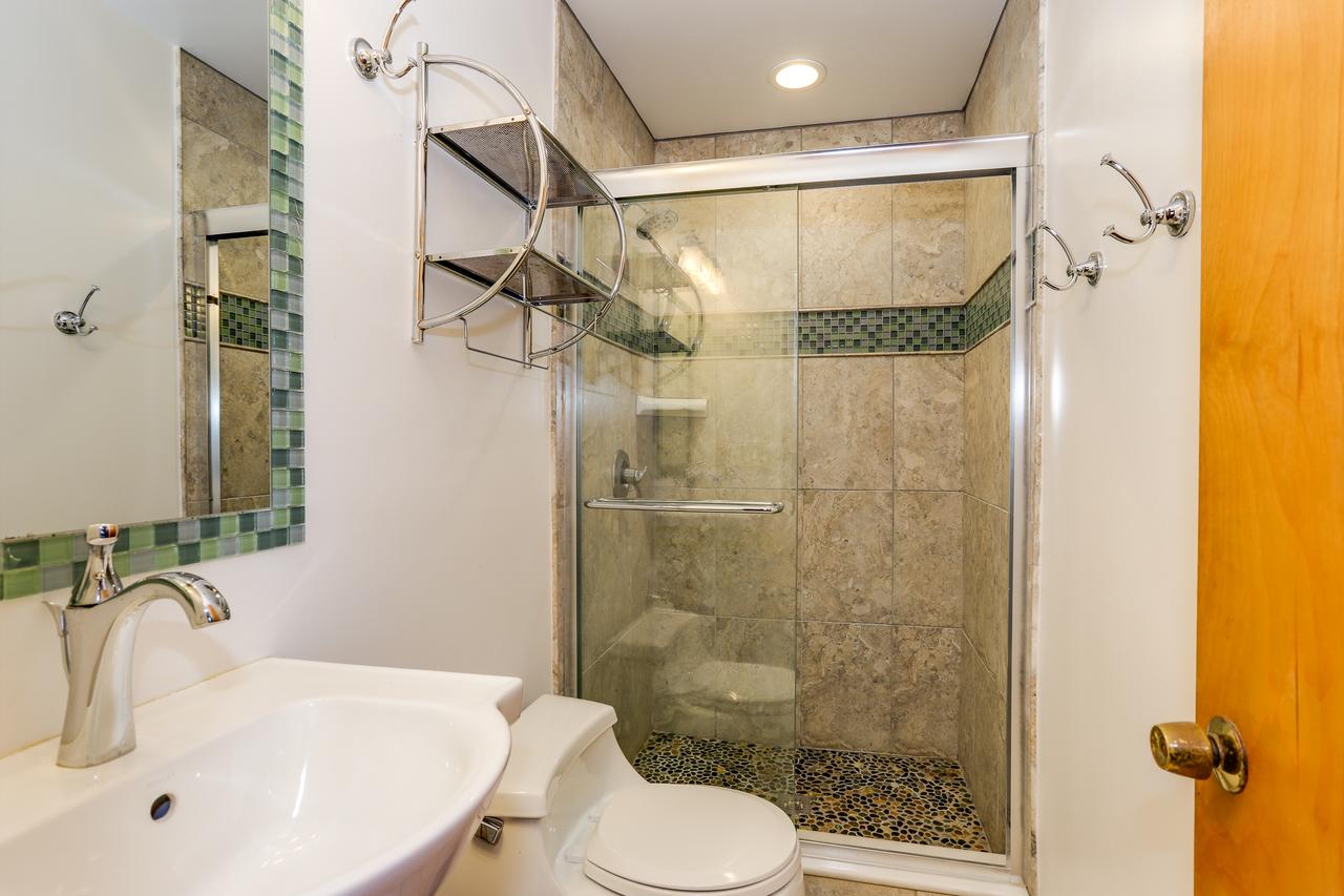 Cozy Beach Cottage, Wave Watching Delight! Sleeps 10! - thumb 4