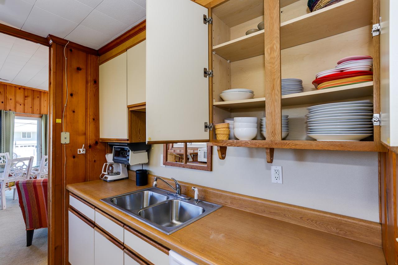 Cozy Beach Cottage, Wave Watching Delight! Sleeps 10! - thumb 13