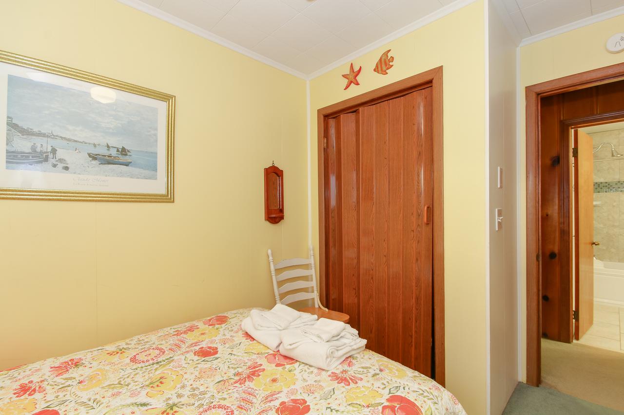 Cozy Beach Cottage, Wave Watching Delight! Sleeps 10! - thumb 36