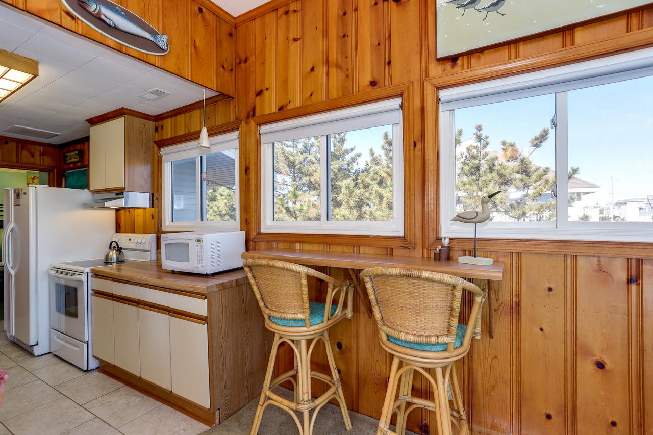 Cozy Beach Cottage, Wave Watching Delight! Sleeps 10! - thumb 8