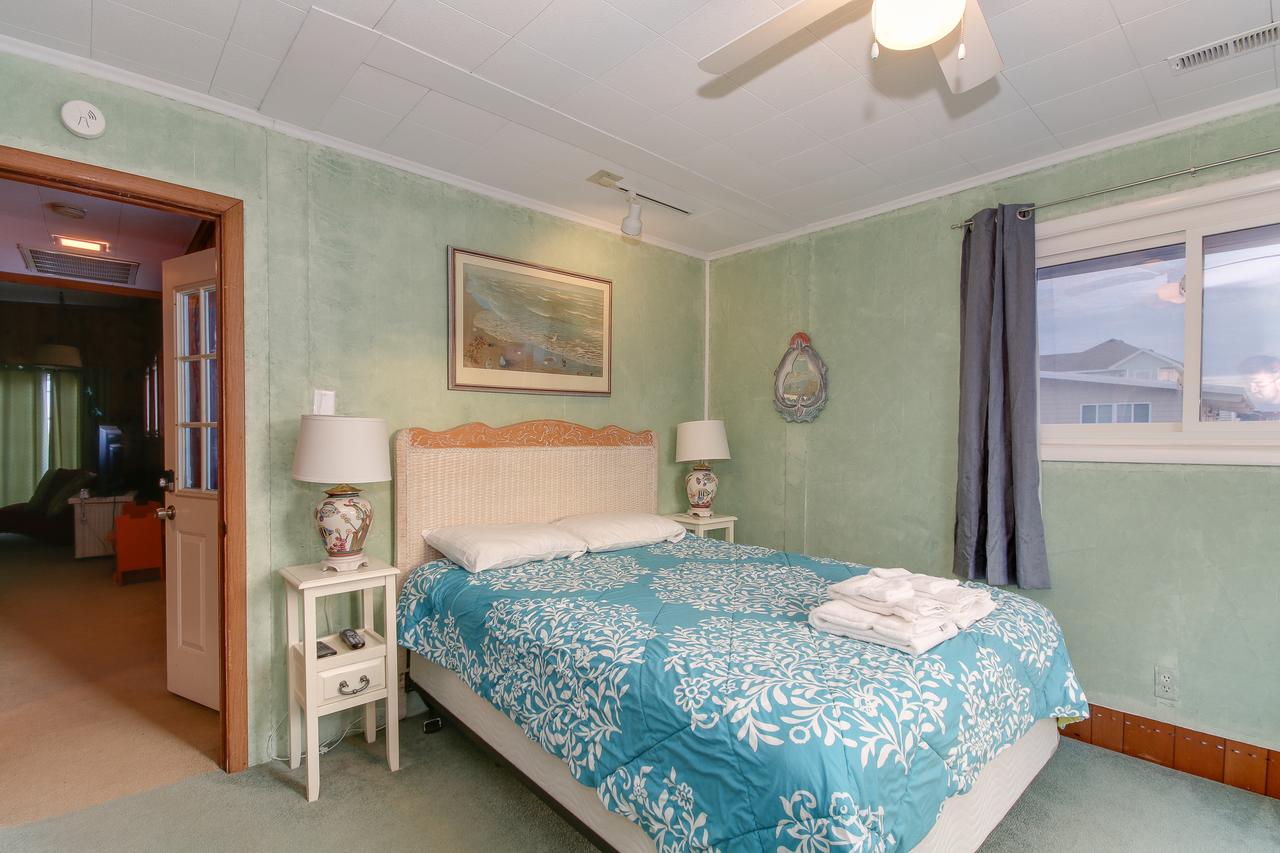 Cozy Beach Cottage, Wave Watching Delight! Sleeps 10! - thumb 33