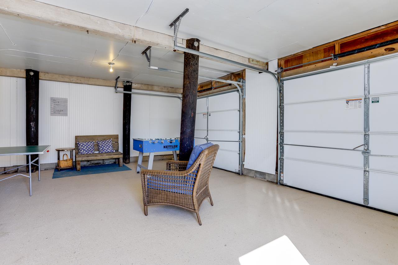 Cozy Beach Cottage, Wave Watching Delight! Sleeps 10! - thumb 3