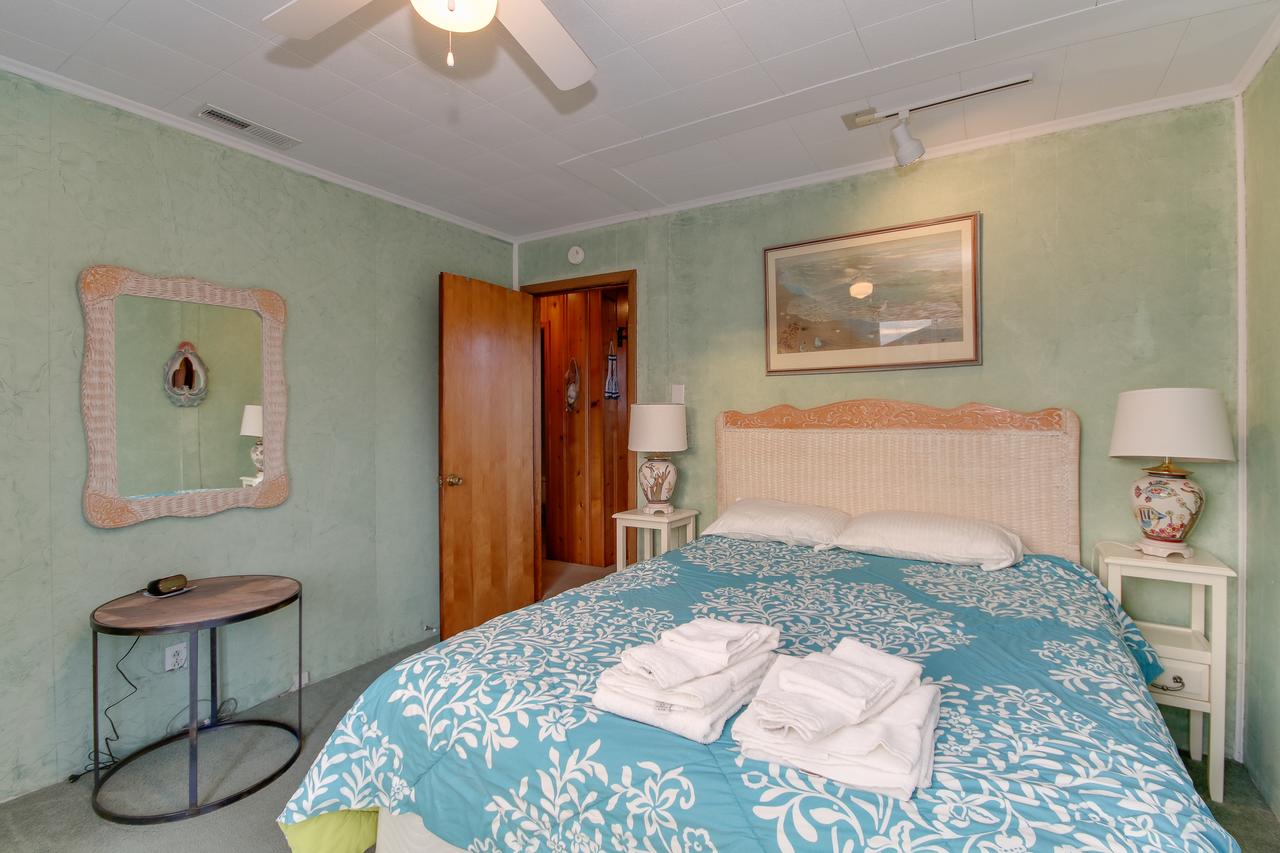 Cozy Beach Cottage, Wave Watching Delight! Sleeps 10! - thumb 31