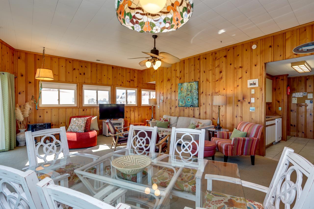 Cozy Beach Cottage, Wave Watching Delight! Sleeps 10! - thumb 10