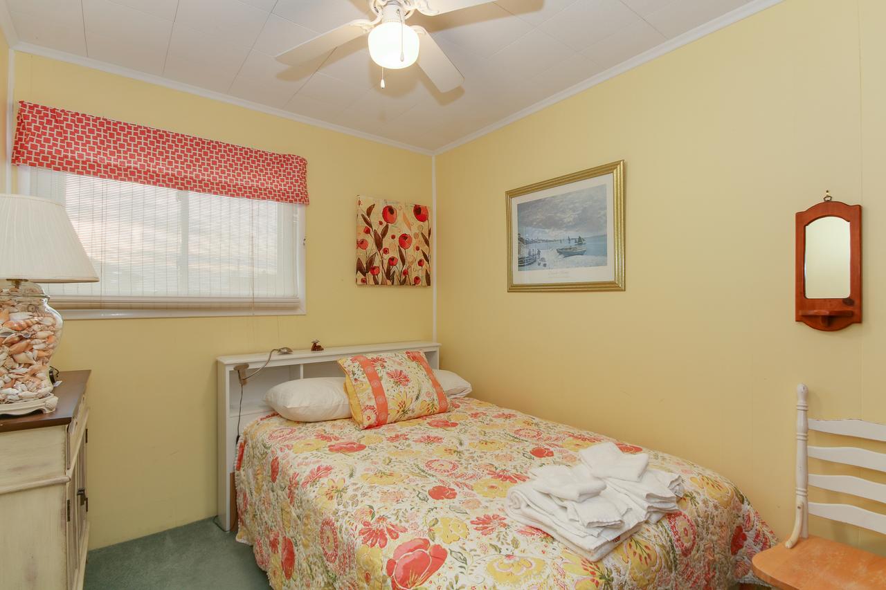 Cozy Beach Cottage, Wave Watching Delight! Sleeps 10! - thumb 16