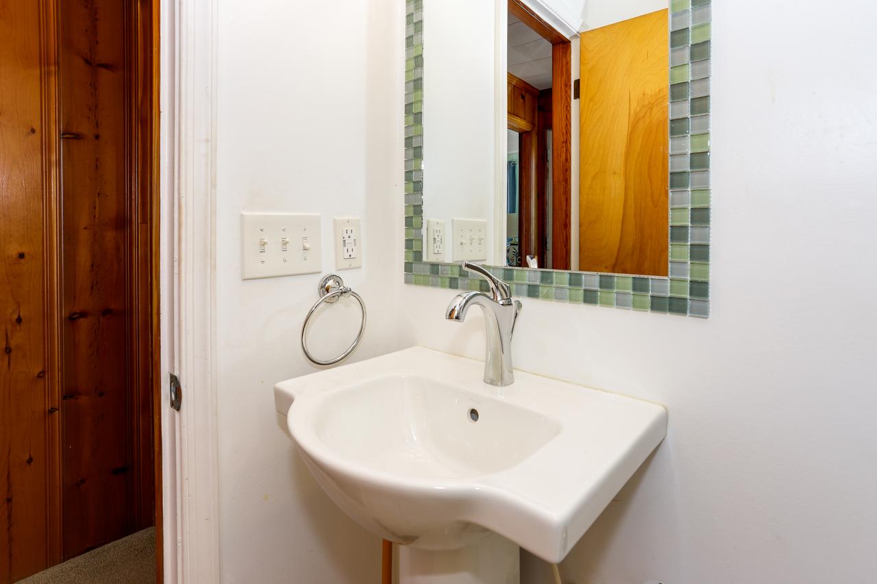 Cozy Beach Cottage, Wave Watching Delight! Sleeps 10! - thumb 29