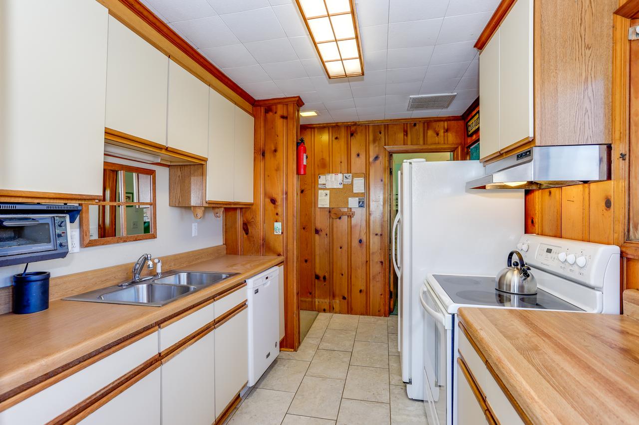 Cozy Beach Cottage, Wave Watching Delight! Sleeps 10! - thumb 39