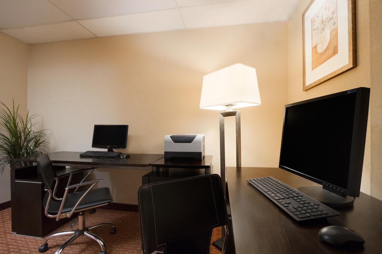 Ramada By Wyndham SeaTac Airport - thumb 3