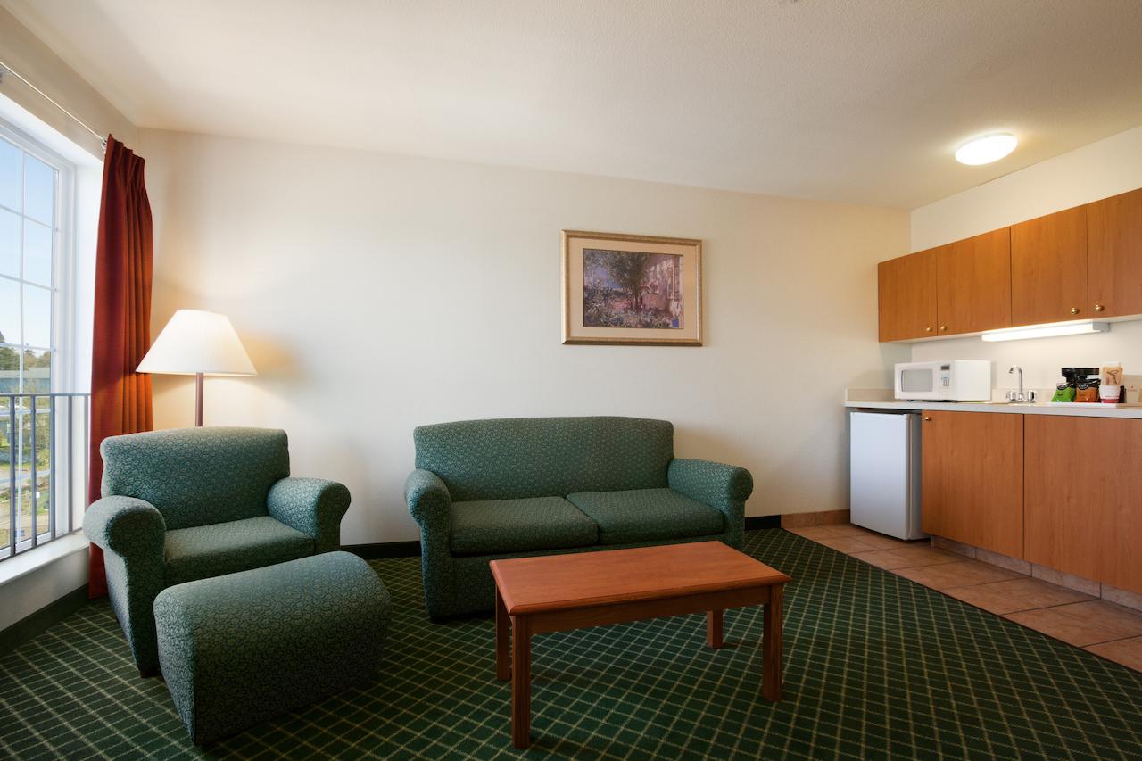 Ramada By Wyndham SeaTac Airport - thumb 12