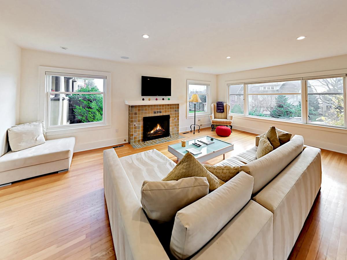 346 West Kinnear Place Home - thumb 0