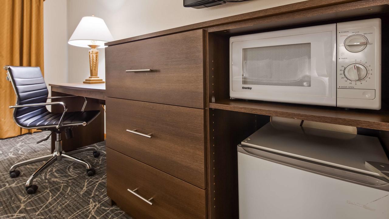 Best Western West Towne Suites - thumb 41