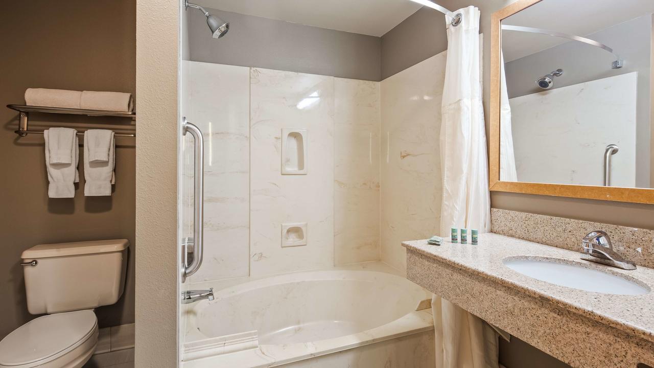 Best Western West Towne Suites - thumb 43