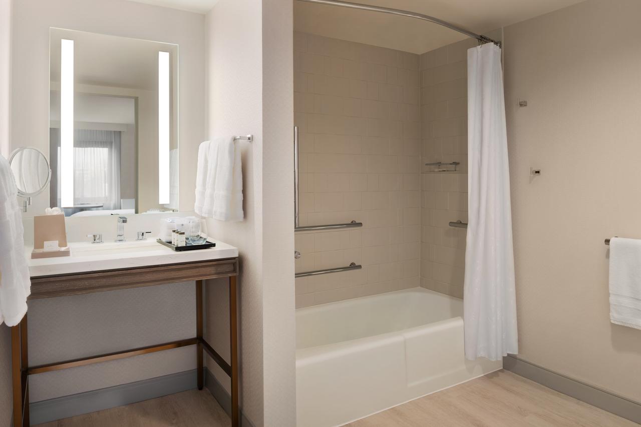 Sheraton Hotel Madison - thumb 14