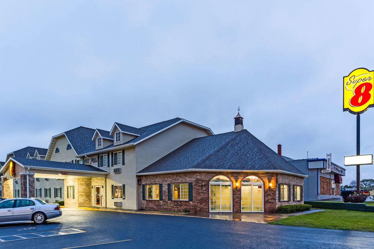 Super 8 By Wyndham Reedsburg - thumb 0