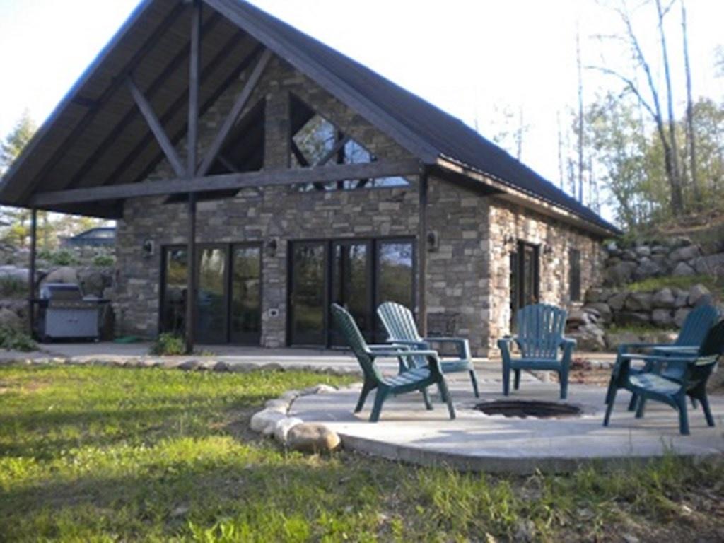 Mitten Lake Hideaway Home - thumb 1