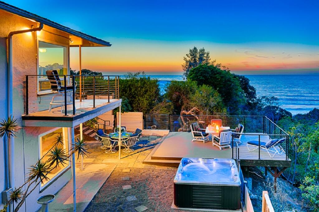 1740 - Endless Vistas On The Cove - thumb 0