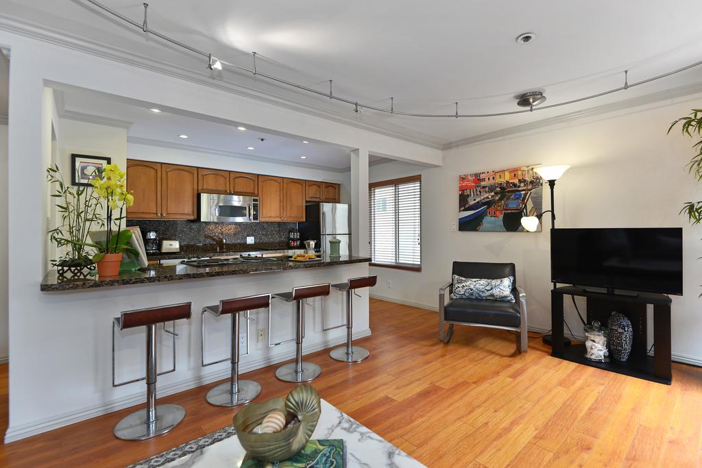 203 - Perfect Condo Two-Bedroom Apartment - thumb 3