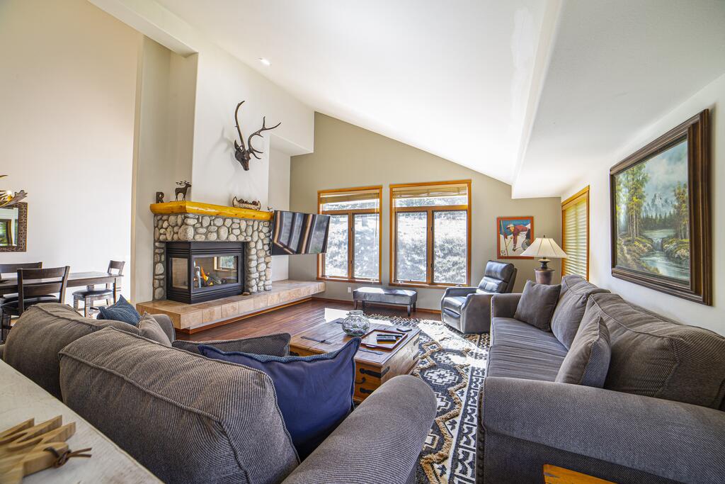 453 - Luxurious Family-Friendly Mountain Getaway With Stunning Views! - thumb 0