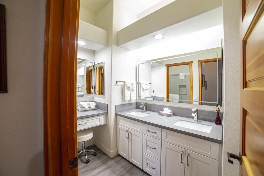 453 - Luxurious Family-Friendly Mountain Getaway With Stunning Views! - thumb 2