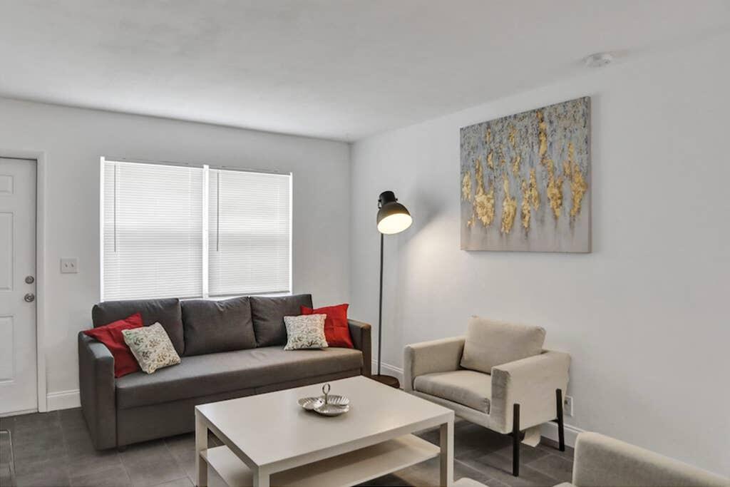 4: Beautiful 2BR+1Bath + FREE PARKING + Outdoor Living Room - thumb 0