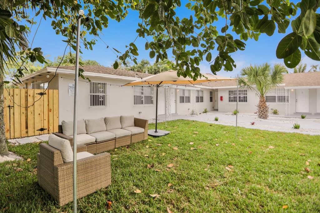 4: Beautiful 2BR+1Bath + FREE PARKING + Outdoor Living Room - thumb 2