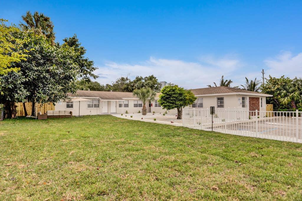 4: Beautiful 2BR+1Bath + FREE PARKING + Outdoor Living Room - thumb 1