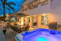 734 - Mission Beach Delight II Three-Bedroom Apartment USA Accommodation