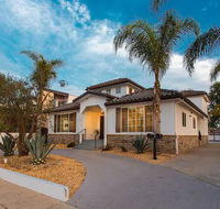 5M Modern Venice Home w Pool and Outdoor Living - Students Accommodation