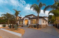 5M Modern Venice Home w Pool and Outdoor Living USA Accommodation