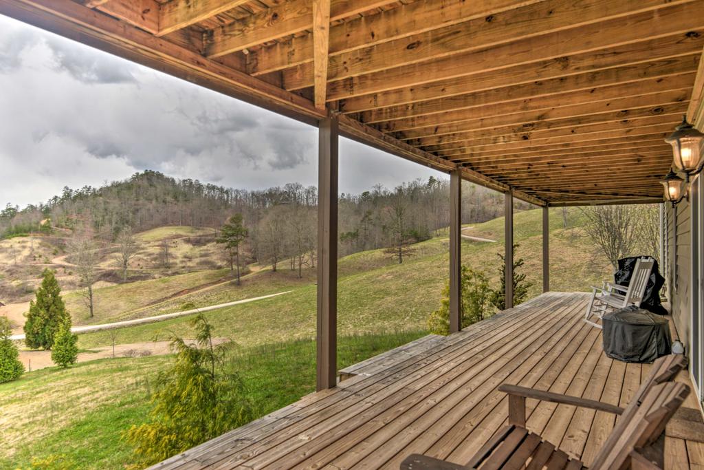 'Buck Mountain Escape' With 2 Decks & Smoky Mtn View - thumb 2