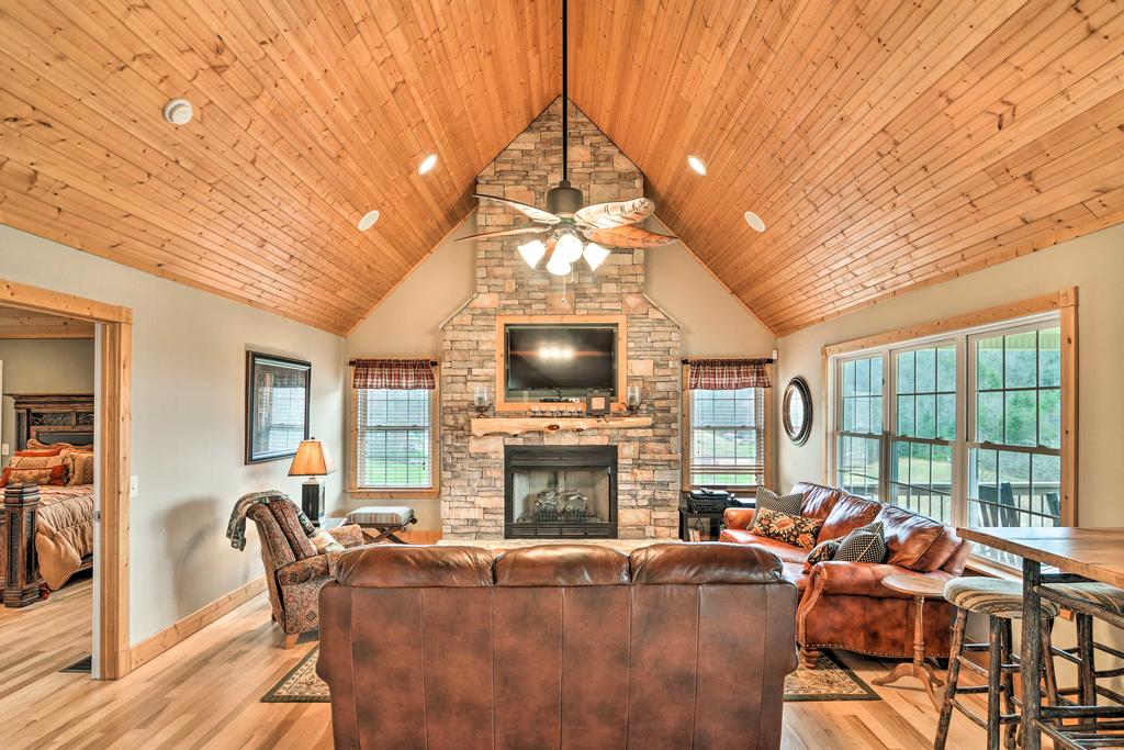 'Buck Mountain Escape' With 2 Decks & Smoky Mtn View - thumb 3