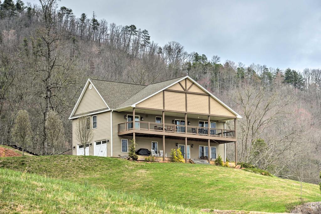 'Buck Mountain Escape' With 2 Decks & Smoky Mtn View - thumb 1